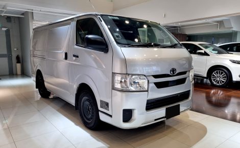 toyota-hiace-exterior-side-front.